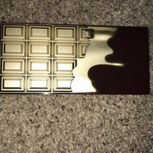 Revolution chocolate eyeshadow palette